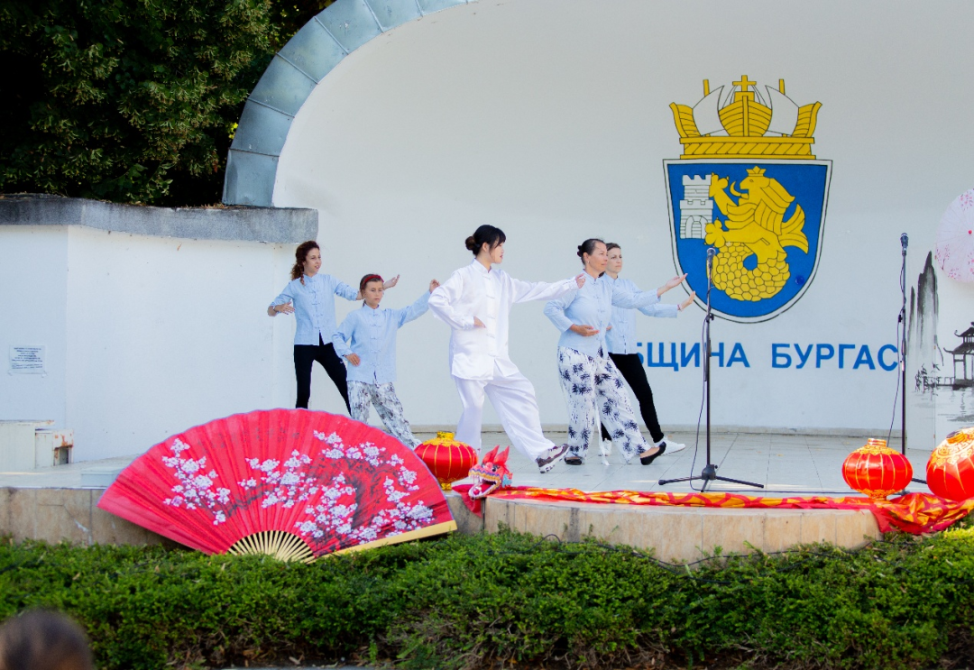 保加利亚大特尔诺沃大学孔子学院主办第三届“中国风情”文化活动2.png 图片